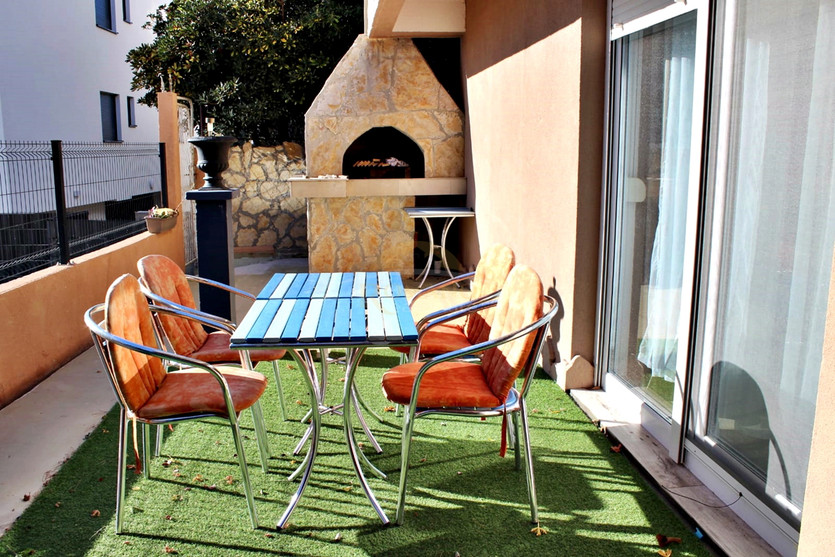 Stanovanje v pritličju s teraso in parkirnim mestom v garaži